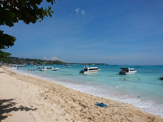 laut yang sangat biru
